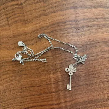 스와로브스키 실버 열쇠와 꽃 모티브 목걸이