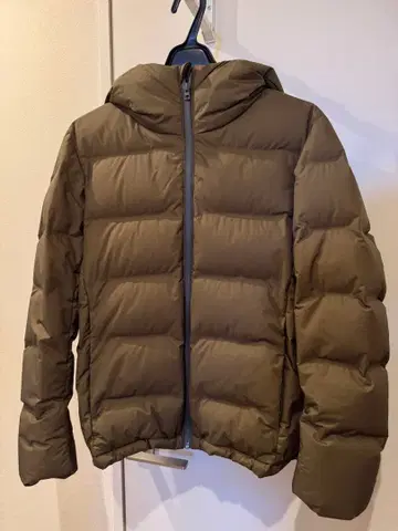 유니클로 심리스 다운 후드티 남성용 S 사이즈