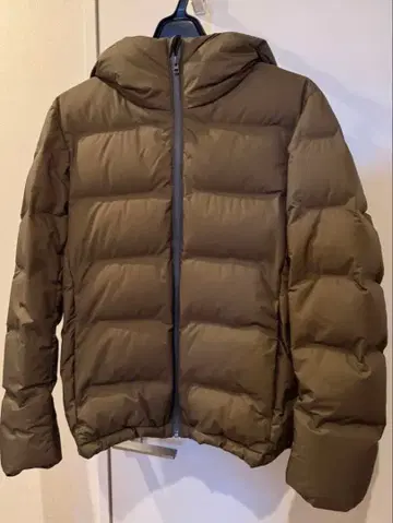 유니클로 심리스 다운 후드티 남성용 S 사이즈 브라운