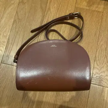 A.P.C. 하프문 브라운 가죽 숄더백