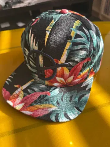 [택 포함 새상품] DEUS 트로피컬 패턴 스냅백 캡