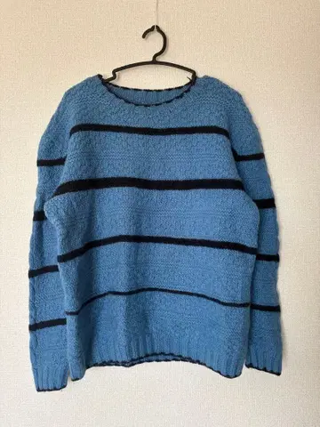 파랑과 블랙 스트라이프 니트 스웨터