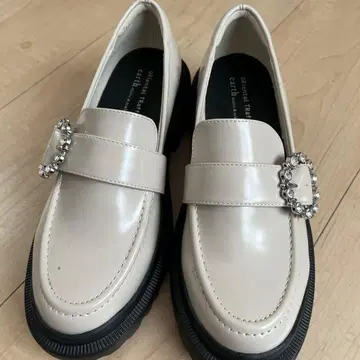 비쥬 장식 로퍼