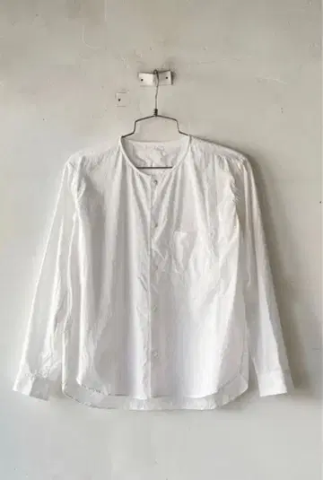 고쉬 앞 버튼 노카라 포켓 블라우스