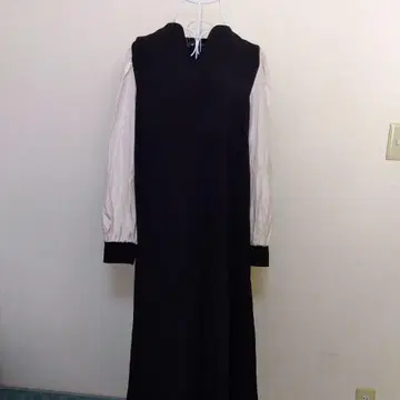 밀크티 이소재 블랙과 크림색 원피스