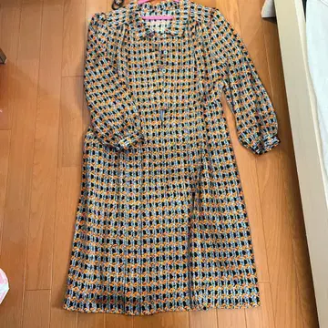 오렌지 블랙 체크 무늬 긴팔 무릎 기장 원피스