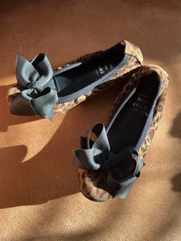 레오파드 무늬 리본 포함 플랫슈즈