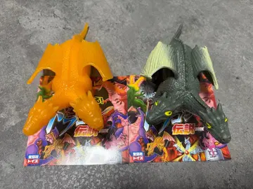 빛나고 늘어나는! 최강 드래곤 전설 BOOK! 드래곤 피규어 2체 세트!