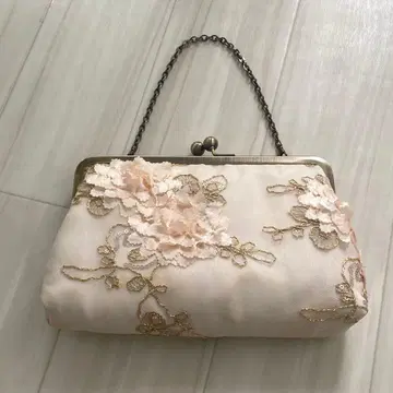 데이비 & 치요 가마구치 클러치백 골드 자수 꽃 장식