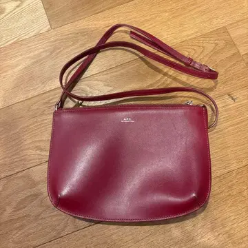A.P.C. 버건디 가죽 숄더백