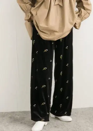 어반 리서치 도어스 자수 벨로아 이지 팬츠