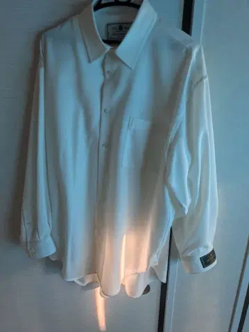 화이트 긴팔 셔츠 왼쪽 가슴 포켓 부착