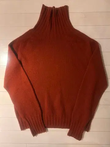 오렌지 터틀넥 니트