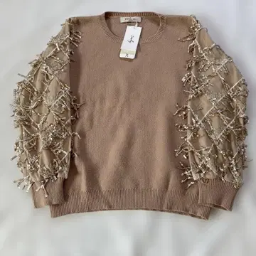 베이지 디자인 스웨터