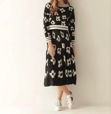 GRACE CONTINENTAL 플라워 니트 자카드 셋업 블랙 x 화이트