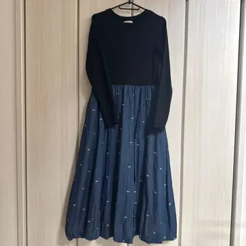 쁘띠마인 리본 자수 원피스 (네이비)