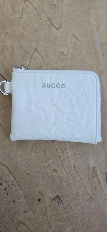 ZUCCa 엠보싱 지갑
