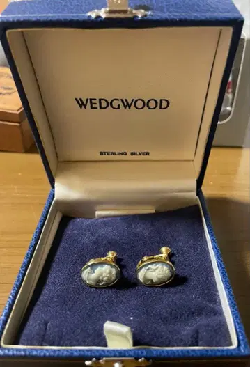 새상품급/WEDGWOOD/귀찌 카메오/블루 & 골드