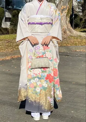 아름다운 후리소데 옅은 그레이 꽃무늬 금박 장식 기모노 세트