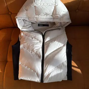 ZARA 후드 부착 다운 베스트 S 사이즈
