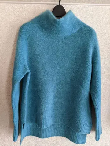 터콰이즈색의 복슬복슬한 라쿤 니트 마리 인형