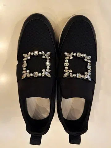 비쥬 장식 블랙 스니커즈