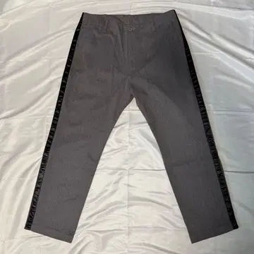 사이즈 L SEQUEL 그레이 치노 팬츠 측면 장식