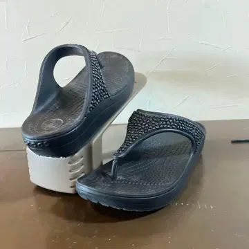 crocs 비즈 장식 블랙 통굽 플립플랍