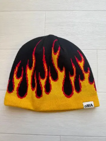 oMA 플레어 디자인 니트 모자