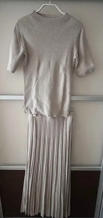 mila owen 베이지 상의 플리츠 스커트 셋업