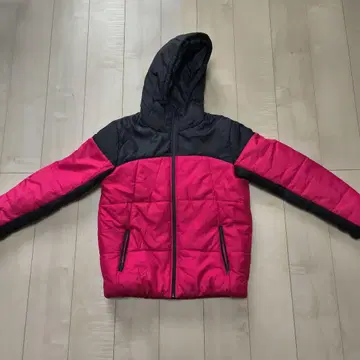 빨간색과 블랙의 후드 부착 충전솜 코트