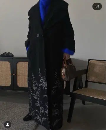 AMERI 자수 롱 코트 블랙