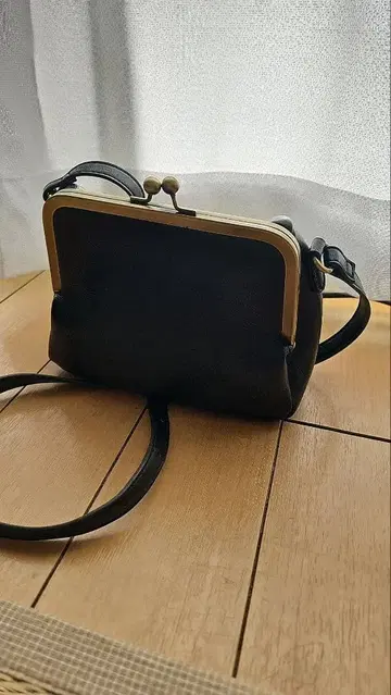 [ 거의 미사용 ] 앞으로 열어서 넣고 빼기 쉬운 가마구치 블랙 숄더백