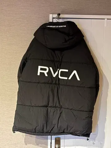 RVCA 후드 부착 블랙 다운 자켓
