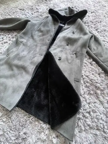 그레이 후드 부착 무스탕 코트