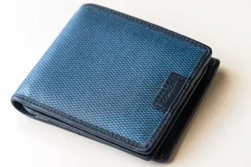 파란색 이단 접이식 지갑 가죽