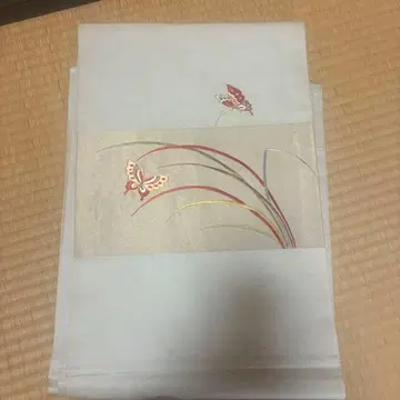 나비와 풀 자수가 놓인 오비