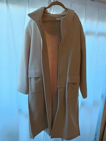 후드 부착 아이보리 롱 코트