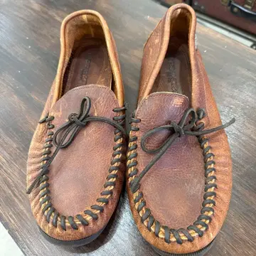 브라운 가죽 모카신