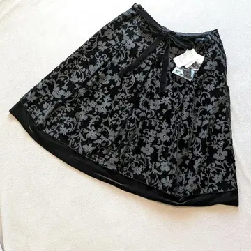 택 포함 새상품 벨벳 플레어 스커트 꽃무늬 리본 무릎 기장 블랙 L