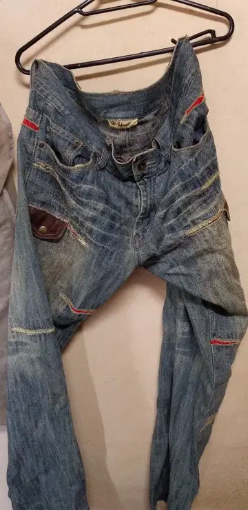 자수 장식 연한 파란색 데님 팬츠