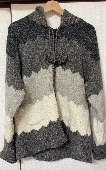 폼폼 후드 부착 그레이 화이트 스웨터