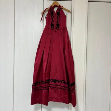 빨간색 롱 드레스 블랙 자수 홀터넥