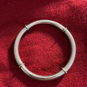 실버 컬러 메쉬 디자인 뱅글