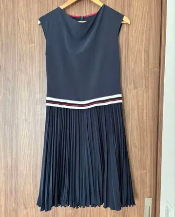 네이비 슬리브리스 플리츠 원피스