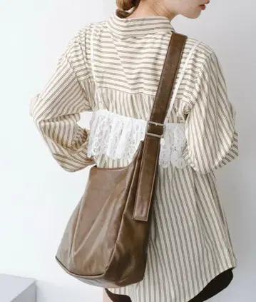 카스타네 A4 사이즈 가죽 숄더백