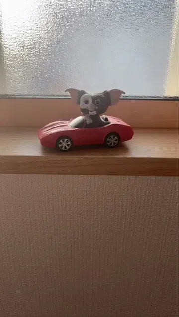 그렘린 빨간색 스포츠카 피규어