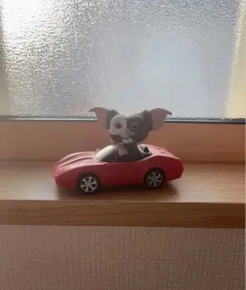 그렘린 빨간색 스포츠카 피규어