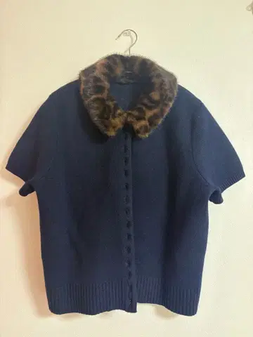 가격 인하! ZARA 표범 무늬 퍼 네이비 반팔 니트