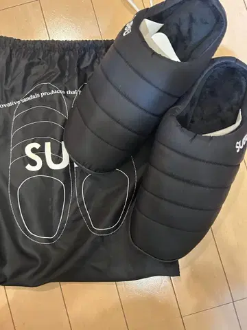 SUBU 블랙 샌들 퀼팅 디자인